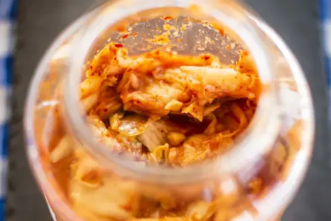 Kimchi: superfood na jelita i odporność? Uważaj na sól!