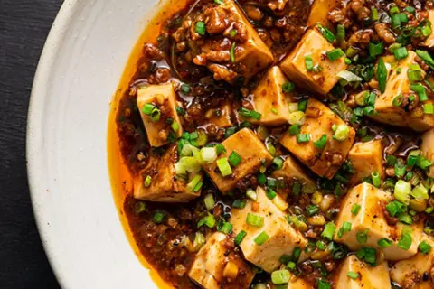 Pikantne danie z tofu i mielonego mięsa w sosie, klasyka kuchni sichuan.