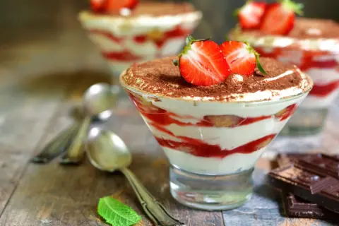 Pyszne tiramisu z truskawkami i kremem mascarpone. Choć pyszne, warto pamiętać o jego kaloriach.