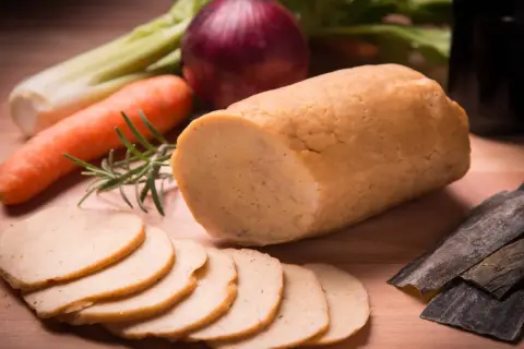 Kawałek seitanu, plasterki, marchew, seler, cebula i wodorosty. Czy seitan jest zdrowy? To zależy od składników i sposobu przygotowania.