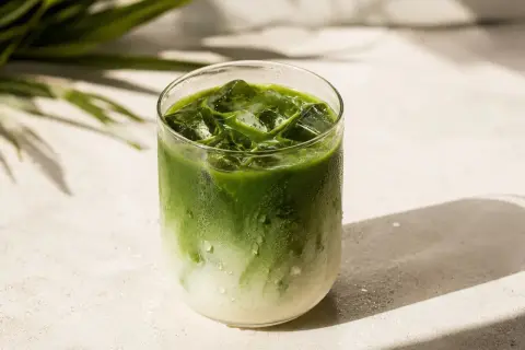 Orzeźwiający napój matcha z lodem i mlekiem. Idealny, gdy zastanawiasz się, jak zrobic matche.