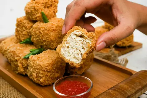 Chrupiące kąski z miękkim tofu, podane z sosem. Idealna przekąska.