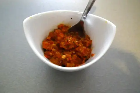 Aksamitna pasta z czerwonego curry w białej miseczce, gotowa do podania.