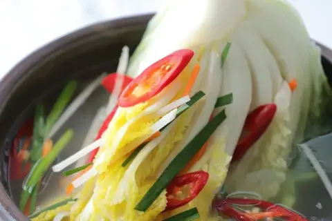 Kimchi: Smak, zdrowie i zastosowanie. Czy to lepsza kapusta kiszona?