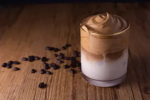 Pyszna kawa dalgona, idealna na każdy poranek. Prosty dalgona coffee przepis na puszystą piankę i mleko.