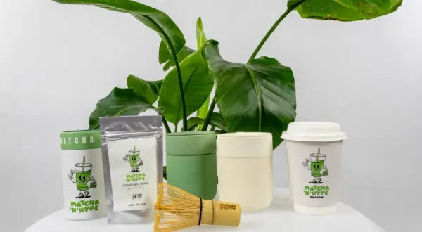 Zestaw do matcha z kubkami i bambusową miotełką. Idealny na poranną kawę lub zieloną herbatę.