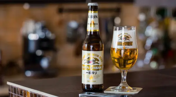 Japońskie piwo Kirin Ichiban w butelce i szklance, gotowe do degustacji.
