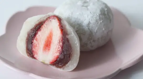 Słodkie mochi co to? Delikatne ciastko ryżowe z nadzieniem z pasty fasolowej i soczystą truskawką w środku.