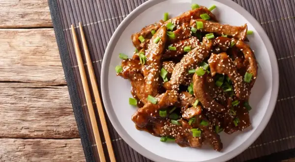Wołowina w sosie teriyaki, posypana sezamem i szczypiorkiem. Pyszne danie, które warto znać pod kątem sos teriyaki kcal.