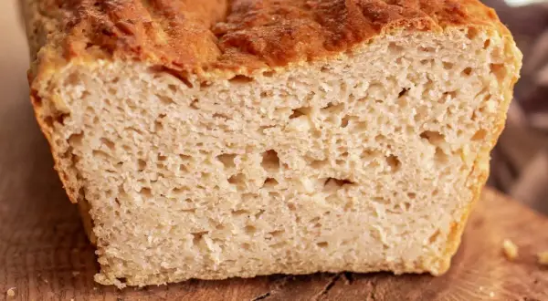 Puszysty bochenek, który pokazuje, jaki chleb nie ma glutenu. Idealny dla osób na diecie bezglutenowej.