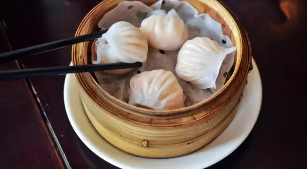 Pyszne dim sum w bambusowym parowniku, gotowe do podniesienia pałeczkami.