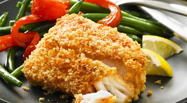 Chrupiący filet rybny w panierce panko, podany z fasolką szparagową, papryką i cytryną. Panko kcal to świetny wybór na lekki posiłek.