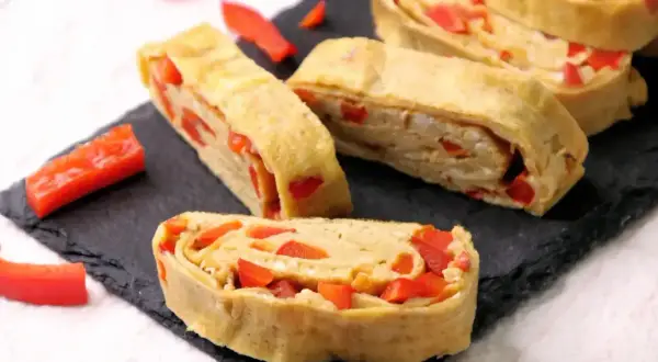 Roladki z omletu tamago z papryką. Prosty przepis na pyszne danie.