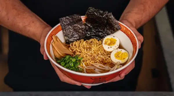 Ramen z zupki chińskiej: Zmień instant w danie z restauracji!