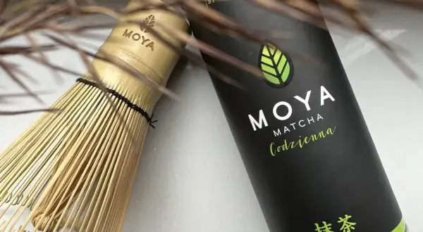 Chasen i puszka MOYA Matcha Codzienna. Idealny zestaw, by zacząć dzień z energią. Ile matchy dziennie? Z MOYA to proste!