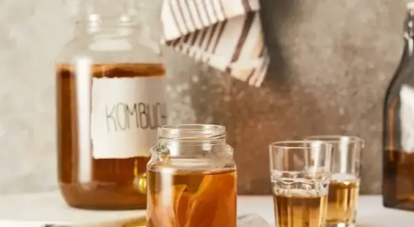Kombucha: zdrowa czy szkodliwa? Zbilansowane spojrzenie eksperta