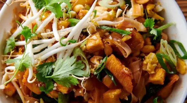 Jak zrobić Pad Thai z kurczakiem? Przepis na idealny smak!