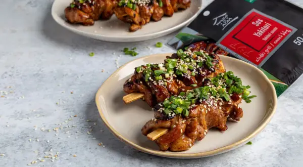 Pyszne szaszłyki z kurczaka w sosie yakitori, posypane sezamem i szczypiorkiem. Idealny przepis na yakitori.
