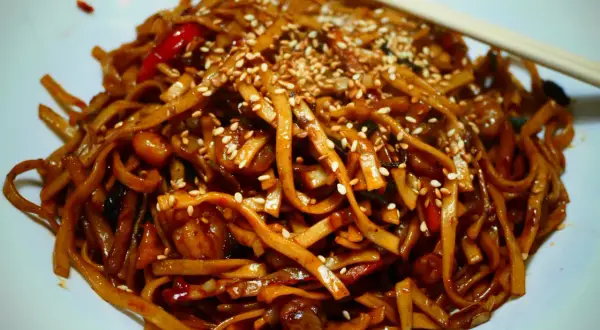 Jak ugotować makaron chow mein? Perfekcyjne al dente w 2-4 minuty