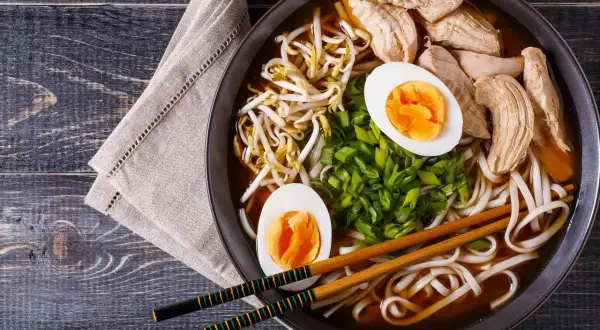 Pyszny ramen z kurczakiem, jajkiem, kiełkami fasoli i szczypiorkiem. Idealny na chłodny dzień.