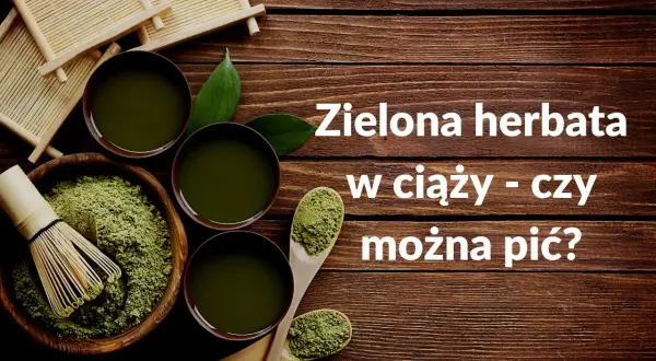 Zielona herbata w ciąży - czy można pić? Miseczka z zielonym proszkiem matcha, bambusowa miotełka, liście i kilka filiżanek naparu.