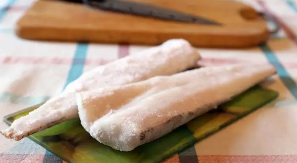 Ryba mrożona czy rozmrożona? Smaż perfekcyjnie bez błędów!