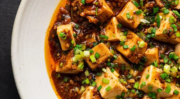 Pikantne danie z tofu i mielonego mięsa w sosie, klasyka kuchni sichuan.