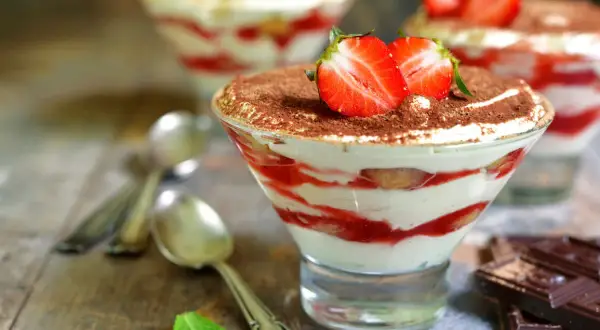 Pyszne tiramisu z truskawkami i kremem mascarpone. Choć pyszne, warto pamiętać o jego kaloriach.