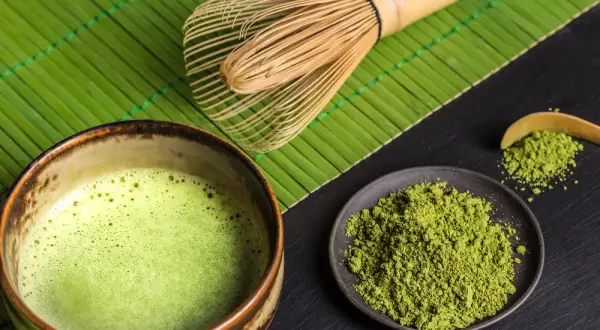 Matcha: z czego powstaje? Sekrety produkcji i jej moc