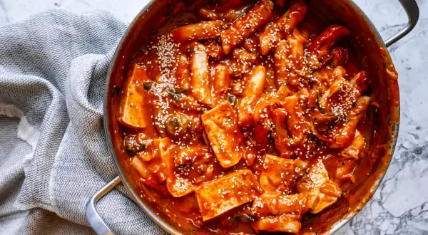Pikantne tteokbokki w sosie gochujang, posypane sezamem. Zastanawiasz się nad tteokbokki kcal?