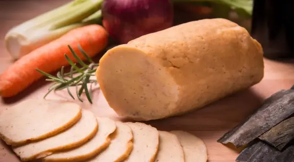 Kawałek seitanu, plasterki, marchew, seler, cebula i wodorosty. Czy seitan jest zdrowy? To zależy od składników i sposobu przygotowania.