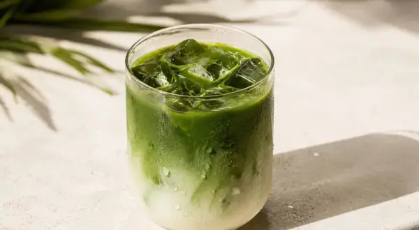 Orzeźwiający napój matcha z lodem i mlekiem. Idealny, gdy zastanawiasz się, jak zrobic matche.