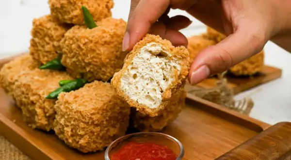 Chrupiące kąski z miękkim tofu, podane z sosem. Idealna przekąska.