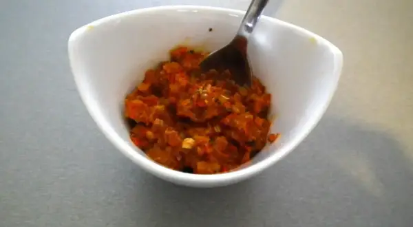 Aksamitna pasta z czerwonego curry w białej miseczce, gotowa do podania.