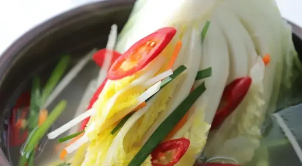 Kimchi: Smak, zdrowie i zastosowanie. Czy to lepsza kapusta kiszona?
