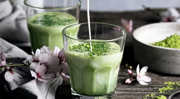 Matcha: na co pomaga? Przewodnik po zdrowiu, kuchni i urodzie.