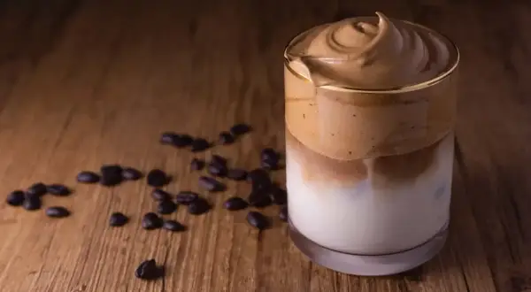Pyszna kawa dalgona, idealna na każdy poranek. Prosty dalgona coffee przepis na puszystą piankę i mleko.