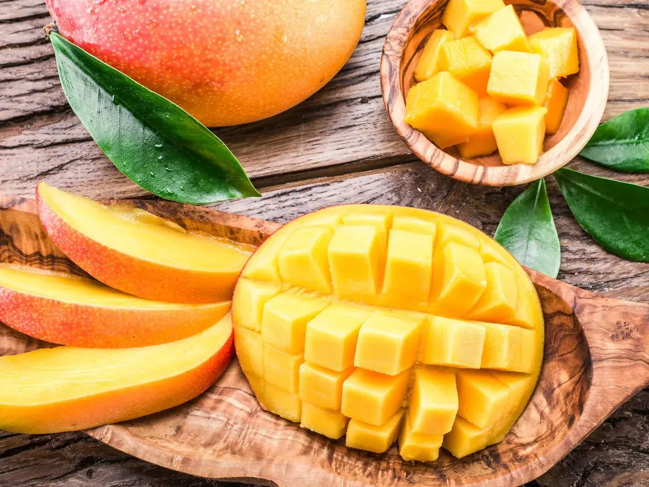 Soczyste mango, które przypomina o tropikalnych krajach, skąd pochodzi. Pokrojone w kostkę i plastry, gotowe do jedzenia.