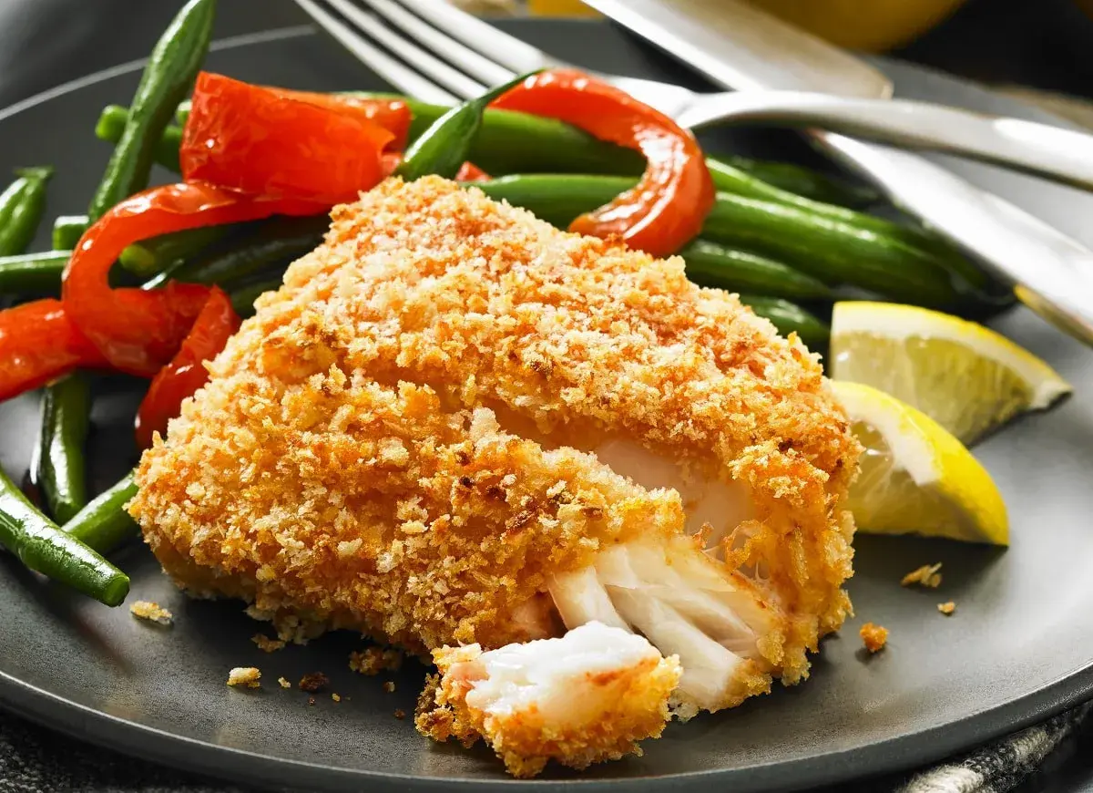 Chrupiący filet rybny w panierce panko, podany z fasolką szparagową, papryką i cytryną. Panko kcal to świetny wybór na lekki posiłek.