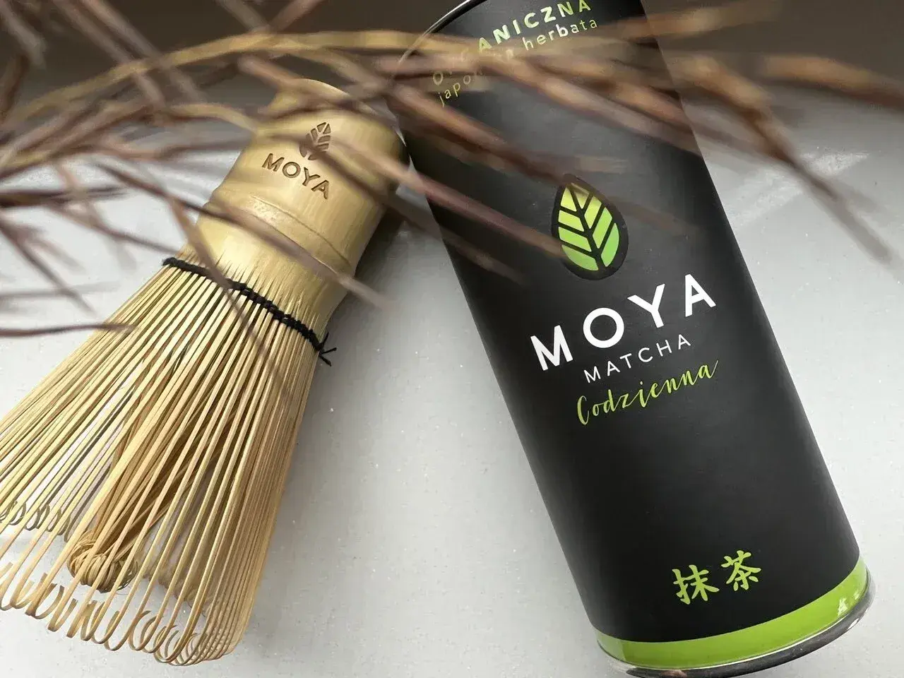Chasen i puszka MOYA Matcha Codzienna. Idealny zestaw, by zacząć dzień z energią. Ile matchy dziennie? Z MOYA to proste!