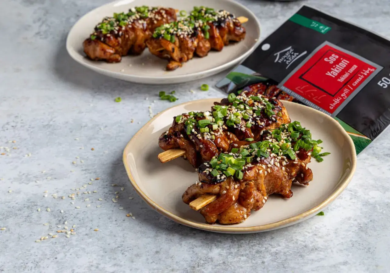 Pyszne szaszłyki z kurczaka w sosie yakitori, posypane sezamem i szczypiorkiem. Idealny przepis na yakitori.