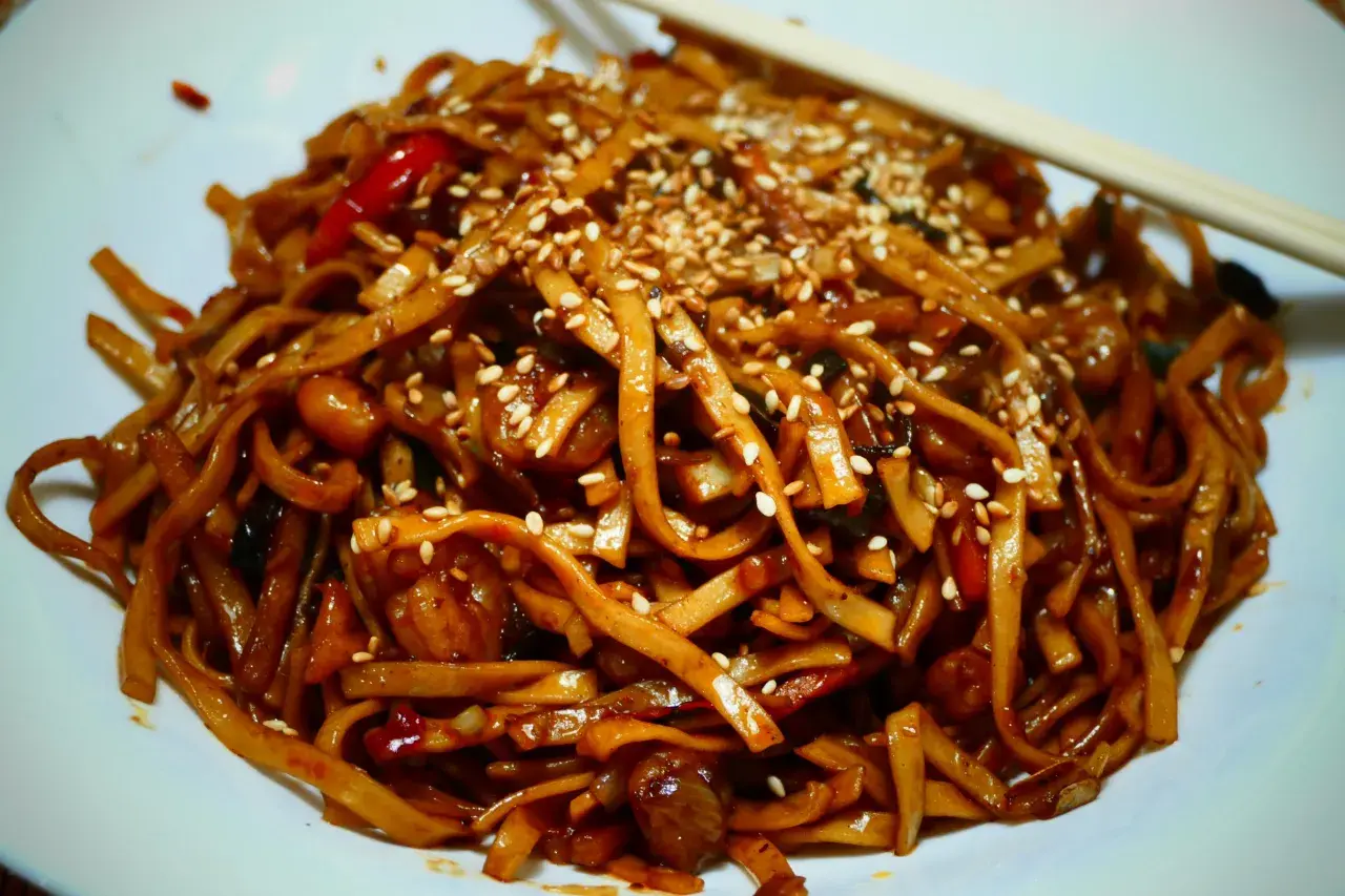 Jak ugotować makaron chow mein? Perfekcyjne al dente w 2-4 minuty