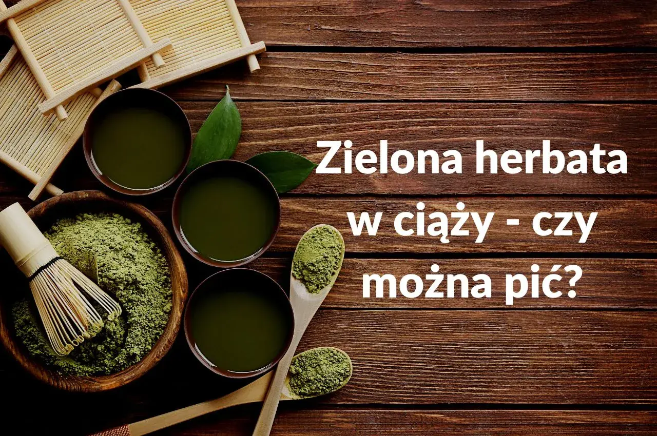 Zielona herbata w ciąży - czy można pić? Miseczka z zielonym proszkiem matcha, bambusowa miotełka, liście i kilka filiżanek naparu.