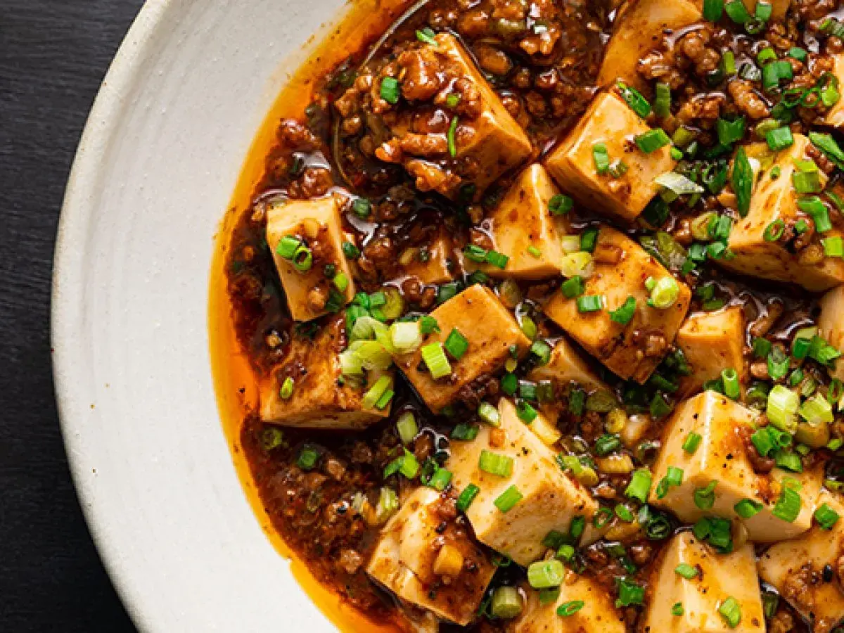 Pikantne danie z tofu i mielonego mięsa w sosie, klasyka kuchni sichuan.