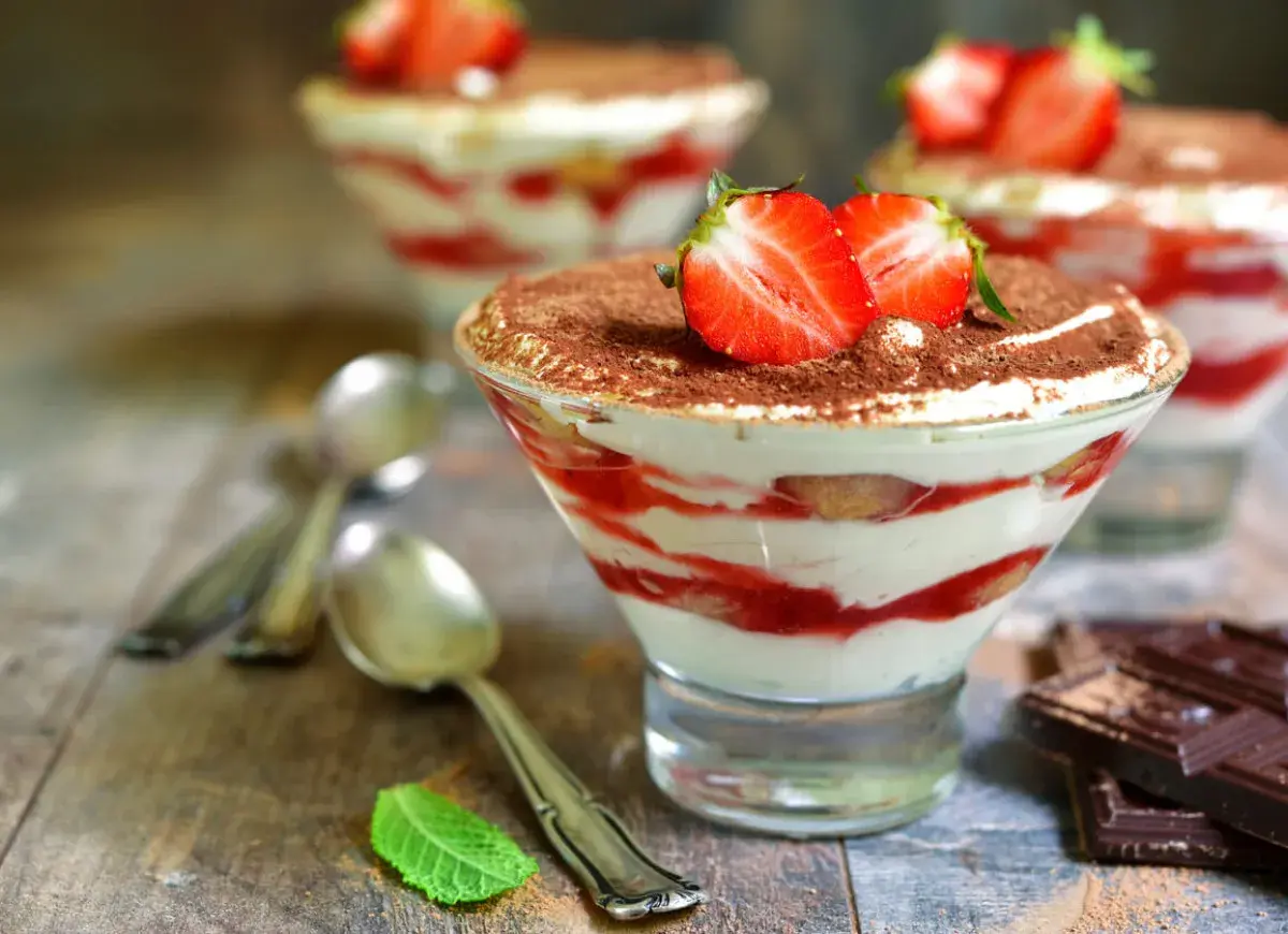 Pyszne tiramisu z truskawkami i kremem mascarpone. Choć pyszne, warto pamiętać o jego kaloriach.