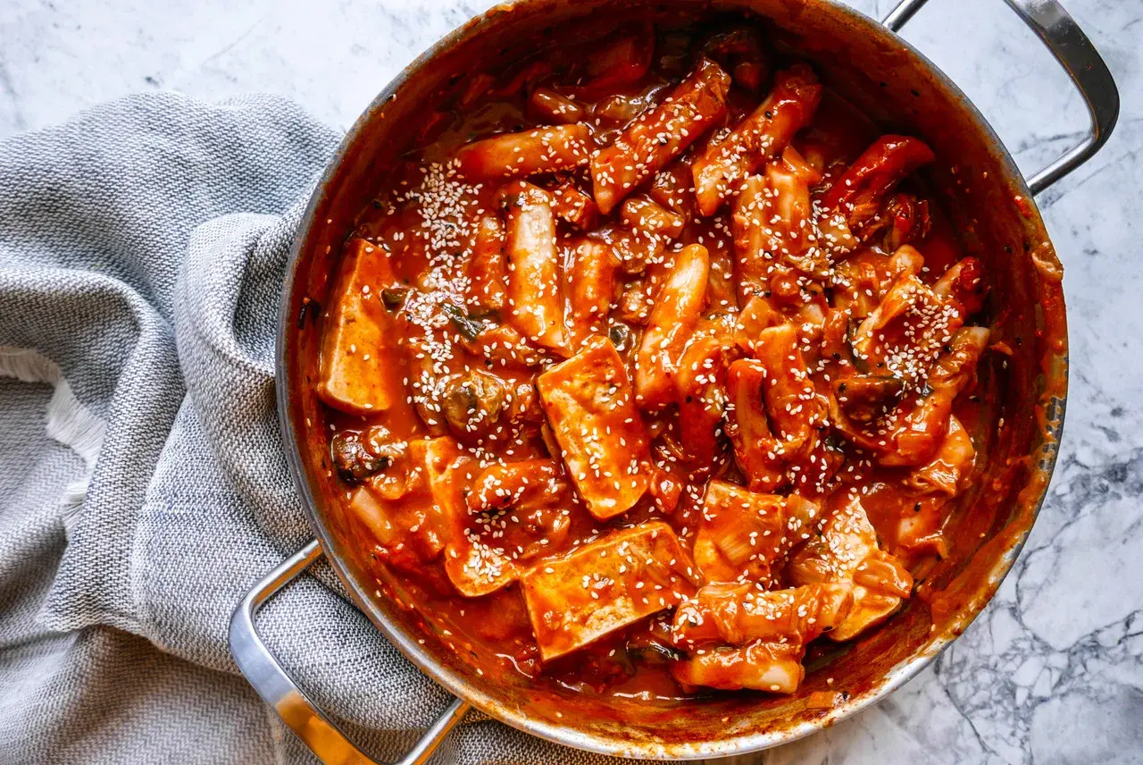 Pikantne tteokbokki w sosie gochujang, posypane sezamem. Zastanawiasz się nad tteokbokki kcal?