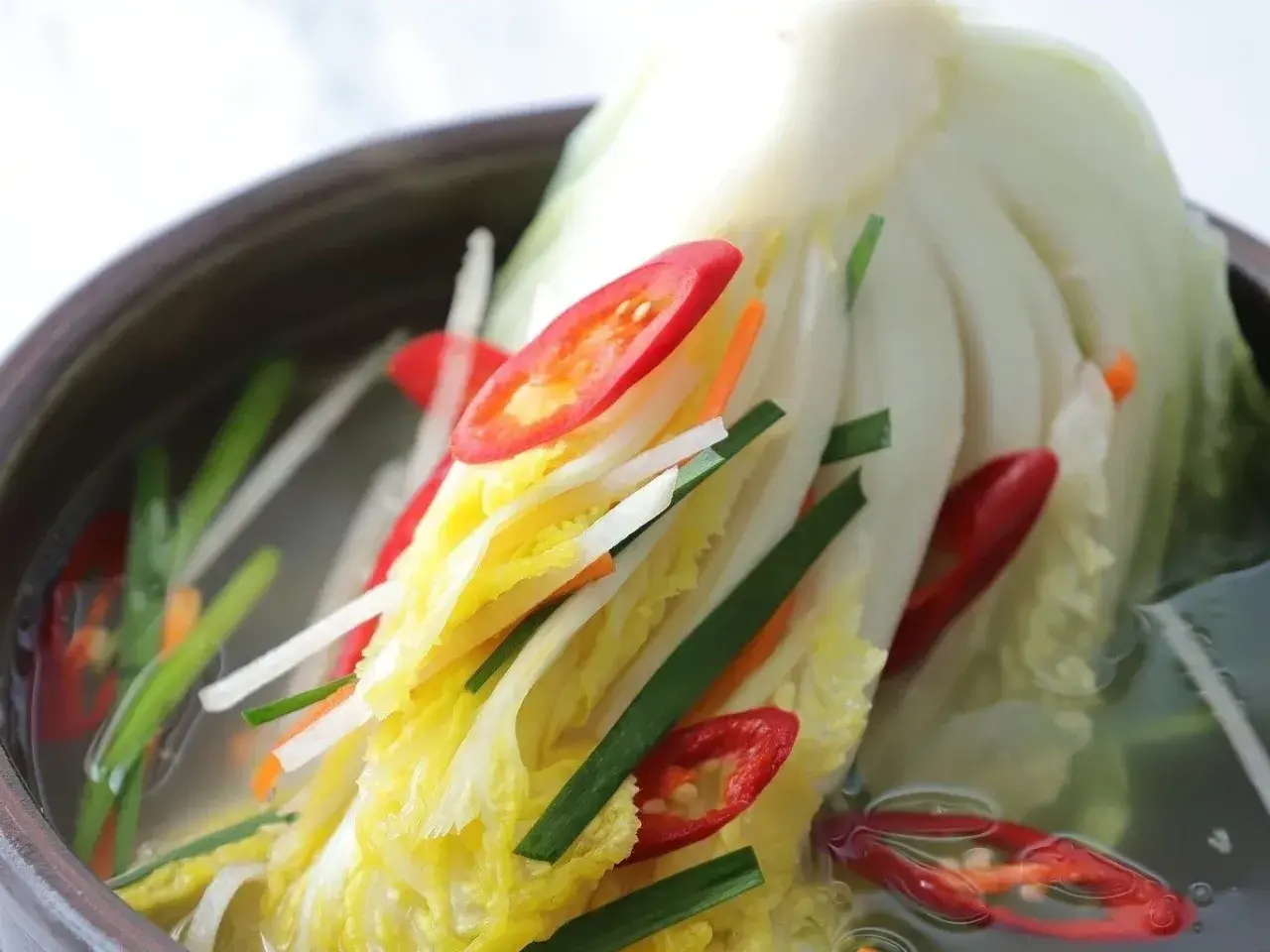 Kimchi: Smak, zdrowie i zastosowanie. Czy to lepsza kapusta kiszona?