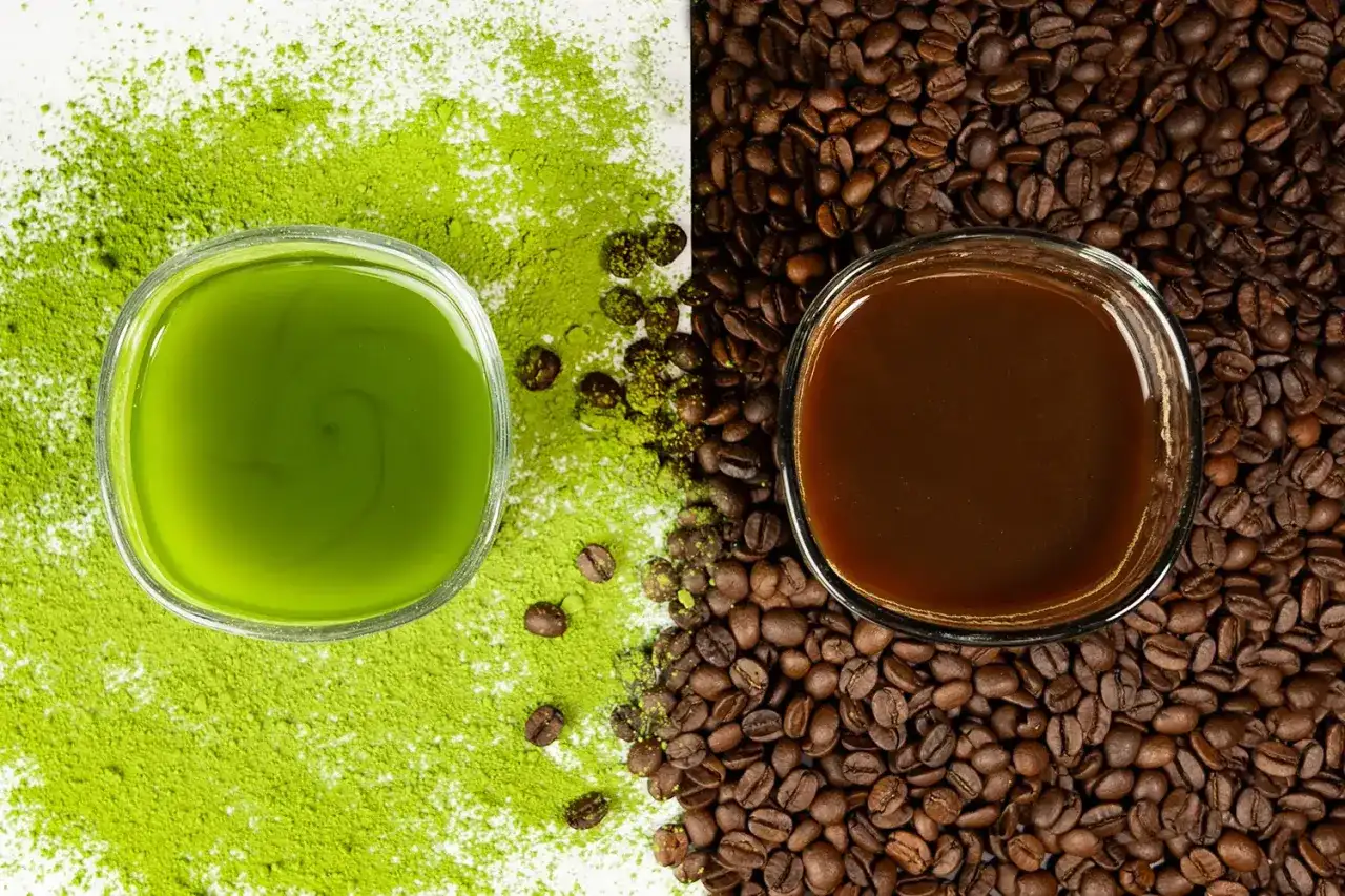 Zielony napój matcha obok ciemnych ziaren kawy. Wybór na poranek: matcha zamiast kawy?