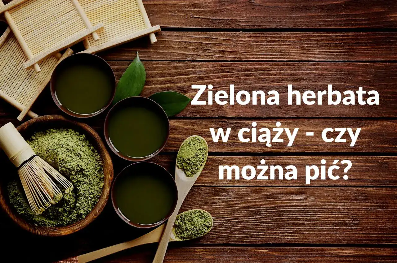 Zielona herbata w ciąży - czy można pić? Miseczka z zielonym proszkiem matcha, bambusowa miotełka, liście i kilka filiżanek naparu.
