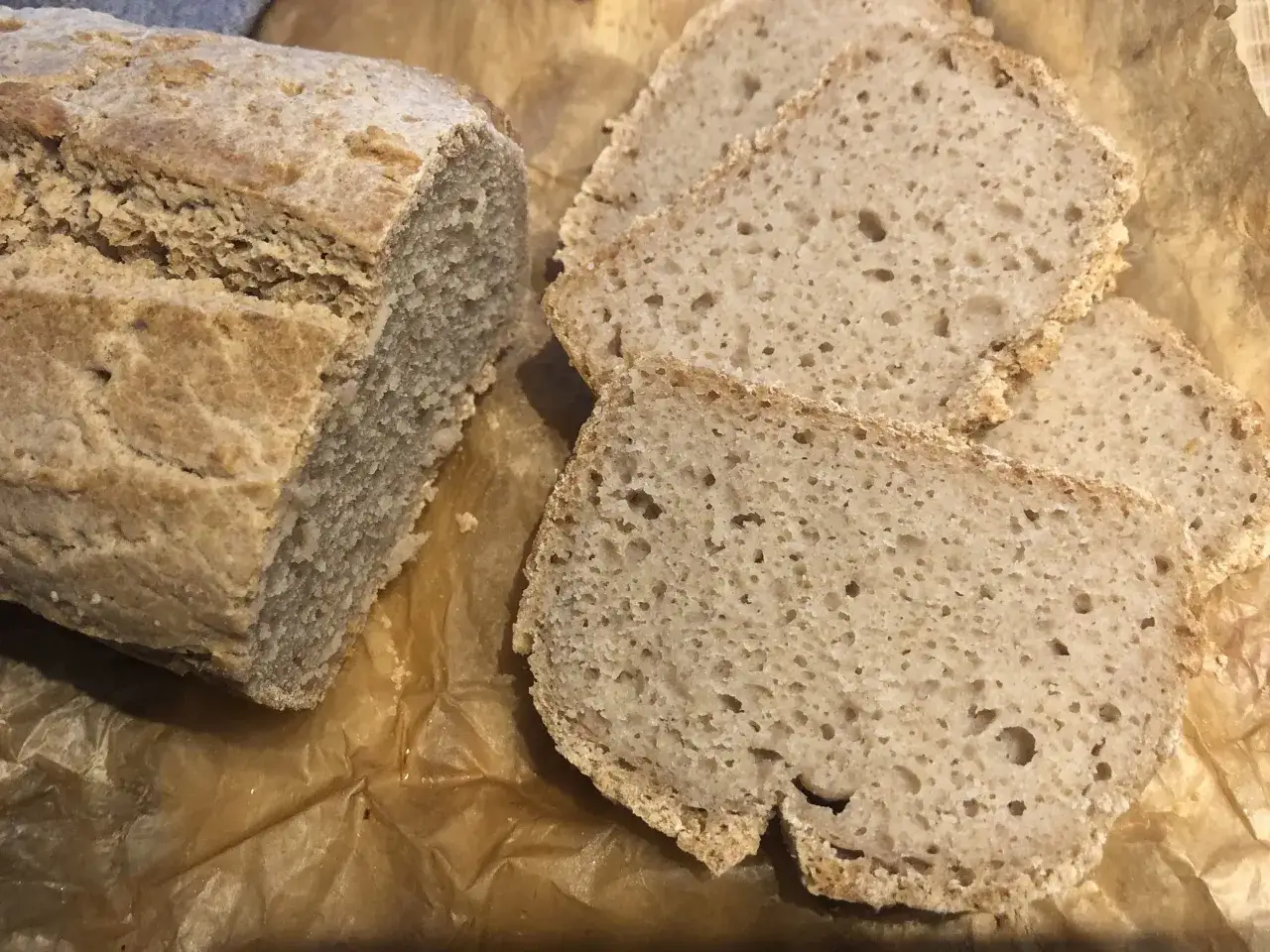 Chleb żytni bez glutenu, pokrojony na kromki, z widoczną strukturą miękiszu.